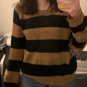 Söt randig tröja  - Söt randig tröja från H&m. 70 kr ex. frakt. Pris kan diskuteras. Har inte vägt än men frakten blir antingen 52 eller 78 kr. Om fler är intresserade så görs en budgivning. 