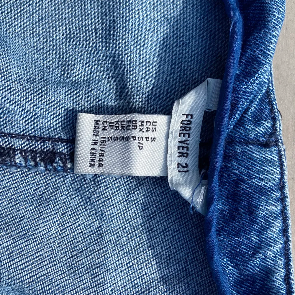 Söt jeansklänning från forever 21. Fint skick. Säljs pga för stor.. Klänningar.