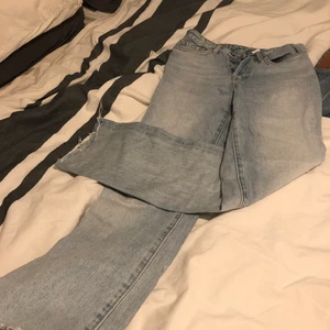 Ljusblåa jeans  - Säljer mina super snygga trendiga jeans i straight leg modell. Dom sitter snyggt runt låren och är lite vida. Älskar dom men dom används tyvär inte längre därför säljer jag dom🤍🤍