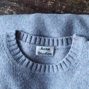 Lila stickad tröja från Acne - Aldrig använd men tagsen är av! Färgen är mest rättvis på tredje bilden, det är 100% ull och lila/blå och lite lite rosa trådar. Strl xs men sitter oversized på mig som är en S.