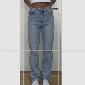 Skitsnygga straightleg jeans - Raka jeans med hög midja och din passform. Använda få antal gånger.