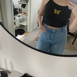 Gulligt fjärilslinne! 🦋  - En supergullig topp med fjäril på! Storlek M! Använd fåtal gånger så i mycket bra skick! Köparen står för frakten (66kr)🥰! 