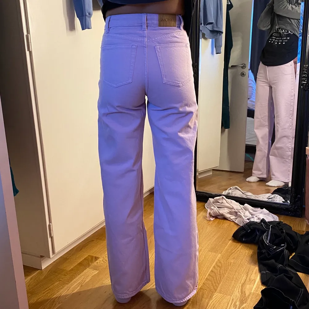 Ljus Lila MOM jeans köpta från Monki. Använda få gånger, inga hål eller slitningar. Modellen på bilden är 1,69 cm lång.. Jeans & Byxor.