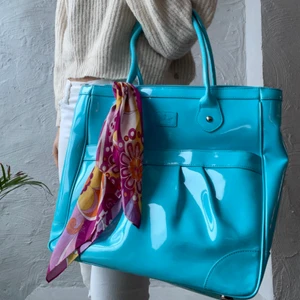 Superfin blå vintage väska! - säljer denna superfina blåa vintage väskan av märket baekgaard då den inte kommer till användning! Kommer med en liten ’clutch’ som syns i bild 3💜 köpt i san francisco på tidiga 2000-talet! cool tie-die mönster på insidan! i perfekt skick💫