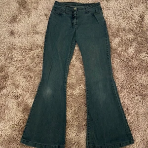 Flare jeans - Ett par stretchiga utsvängda jeans. Ärvda men aldrig använda då de är för små. 