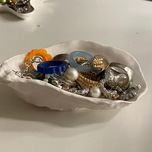 Vit skål i ostron modell - SÅ FIN skål i form av ett ostron, själv använder jag den som smyckesfat men man kan ha vad som helst i. Sista bilden är i jämförelse med en 13 tum macbook💋 Köpare står för spårbar frakt på 66 kr❣️