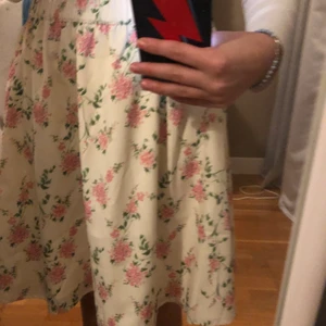 Blommig kjol  - En jätte söt kjol från NA-KD som jag köpte i sommras! Den är finare i verkligheten! ⚡️🎸❤️