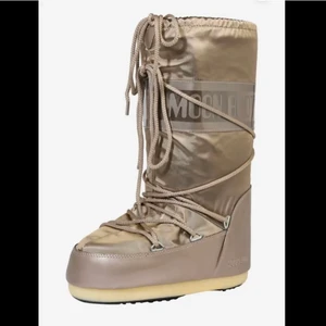 Moon boots  - Moon boots köpta på NK, storlek 35-38. Köpta för 2000, säljer för 1000! Skicka PM för mina egna bilder 💘💘