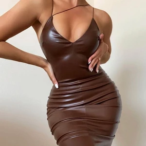 Läder Midi Klänning - Säljer denna fina klänning då den är för stor för mig :) Helt ny med prislapp och allt!