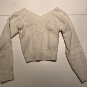 Croppad stickad tröja  - Croppad vit stickad tröja med v ringning från hm, köpt för 199kr. Knappt använd💕