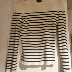 Randig trendig tröja - Intressekoll på denna tröja. Lite knopprog men inget som syns. Flitigt använd men ändå i bra skick. Märke kookai, står inte vilken storlek det är men passar mig som är S, men tror även den skulle passa en xs-m också :) 