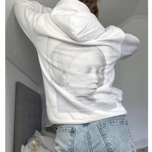 The cool elephant hoodie - Säljer den här snygga trendiga cool elephant hoodien i SVART! (Säljer inte den vita, utan är bara samma hoodie).🙌🏽🤩 inga defekter & använd ett fåtal gånger, köpt för 600kr säljer för 250kr+frakt i storlek XS, 