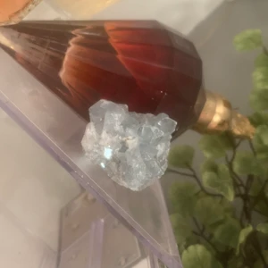 Celestin - Större bit av en fin celestin. Celestin/celestit sägs ge ljus och hopp i tider av tung misströstan. Den ska också ge lugn och harmoni. Det sägs att ibland bor de goda feerna som för med sig lycka, framgång och lycksalighet i stenen. Celestin är en riktigt bra presentsten när du med respekt och kärlek önskar någon lycka och framgång.