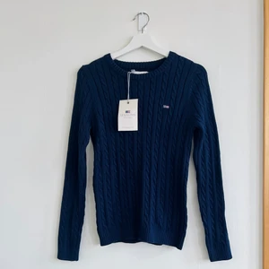 LEXINGTON stickat - OANVÄND - Fin blå stickad tröja från Lexington - strl S 💖  Oanvänd, prislapp finns kvar 💎  Köpt för 1200kr, säljs för 900 🥰