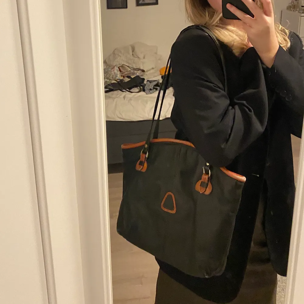 Snygg svart väska med orangea detaljer på 🧡🧡 köpt på secondhand!!. Väskor.