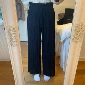 Plisserade byxor  - Säljer dessa svarta, plisserade byxor, super fina men tyvärr lite för korta för mig. Storlek s