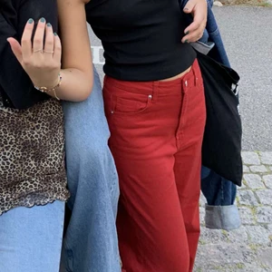 Röda jeans - Sköna röda jeans i nyskick, använda en gång🤘🏼köparen står för frakt☺️