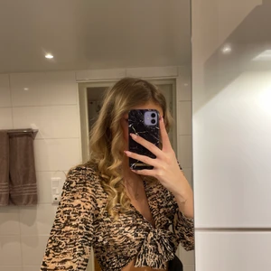 Topp från Zara - jättesöt mönstrad topp, aldrig använd, därav nyskick💞💞