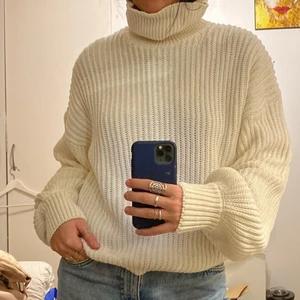 Ribbad polokofta strl. S! - Säljer denna vita ribbade polokofta från NA-KD i storlek S! Koftan är aldrig använd med prislapp kvar, säljer den för 200kr!