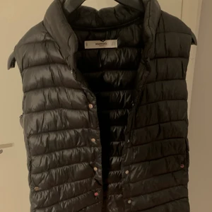 Väst från mango  - Superfin väst från mango i strl S. Skriv privat för frågor eller fler bilder😊 säljer för 120kr + frakt 