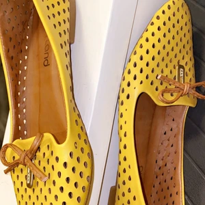 Skor  - 38 storlek gul flat 