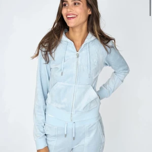 Juicy Couture ljusblå set  - Säljer detta helt nya Juicy Couture setet i en jättefin ljusblå färg! 💕 Säljer då den var för stor och datumet för att lämna tillbaka har gått ut. Säljer helst som ett set. Prislapparna sitter kvar och kvitto finns. Nypris 2100kr❤️