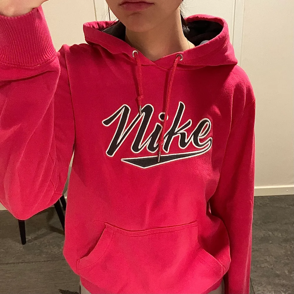 Jättesöt rosa Nike hoodie! Står storlek M men skulle anta att de är barnstorlek då den sitter som en XS-S (passar mig som har S) Hör av er vid frågor!. Hoodies.