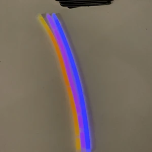 Glowsticks armband - 2kr/st! Glowsticks armband. 9stycken av varje färg. Finns färgerna orange, lila/rosa och blå. Finns conectors till de (se bild 2) , vanliga, 2 tre-conectors och 2 boll-conectors 