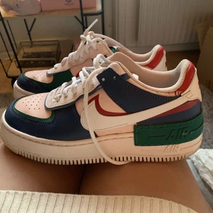 Nike air force shadow - Supersnygga Nike air force shadow i unik färg! Använd Max 5 gånger så i toppenskick. Storlek 40 men små i storleken så passar 39-40