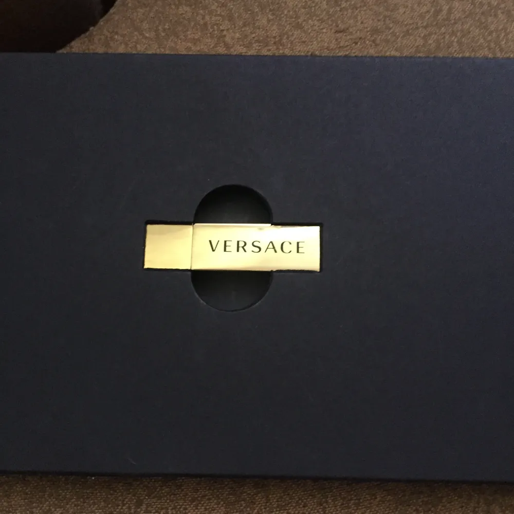 Versace USB-minne, 4GB. Stiligt och envärt en gång . Övrigt.
