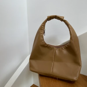 Ljusbrun vintage skinnväska - Liten ljusbrun skinnväska! Väskan är köpt i andra hand men endast använd ett fåtal ggr. 