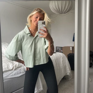 Skjorta - Använd endast några få gånger! Jättefin att ha uppknäppt oxå med en topp under☺️ Frakt på 48kr tillkommer