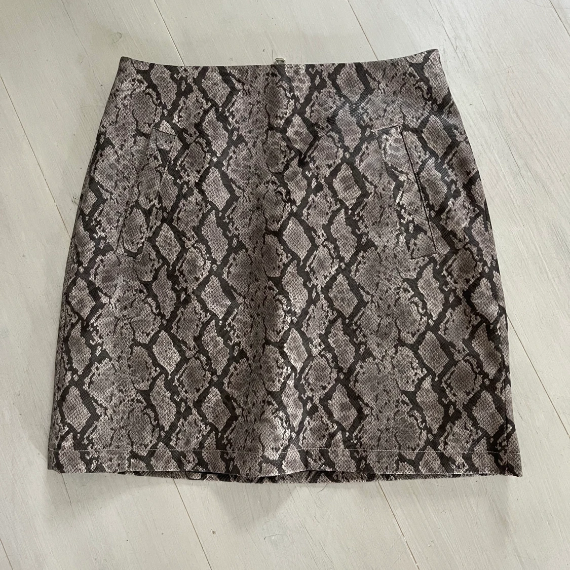 NA-KD snake print kjol. 
