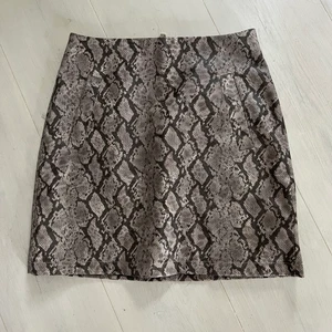 NA-KD snake print kjol.  - Utöver mönstret är den gjord i en skinimitation! Dragkedja bak. Aldrig använd, Storlek 38. 