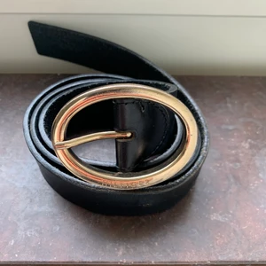 Tommy hilfiger skärp - Kommer ej till användning! Lite slitet, se bild 3. 1m 85 cm. Kan gå ner i pris vid snabb affär.