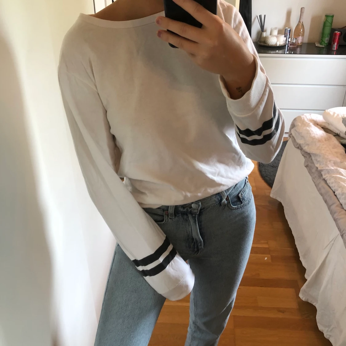 Vit sweatshirt med svarta stipes  - 90