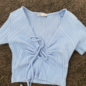 Zara - Denna väldigt fina T-shirt är från zara och är i storlek xs ! Har bara används 1-2 gånger men jag tycker inte den passar mig! 