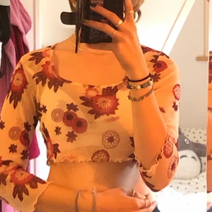 Kort meshtröja - En ascool kort, magtröja i blommönstrat meshtyg:) På längst ut på ärmarna och vid magen är det som volanger✨ Passar en 70-tals stil eller indie/Y2k😽 På sista bilden kan man se hur genomskinlig den är :) Säljer då jag inte använder den längre :/ passar nog flera storlekar beroende på hur du vill att den ska sitta :)