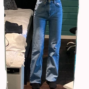 Blå raka jeans från pull&bear -  o passar i längd mig som är 175 men då det är raw hem så är det bara o klippa mer om man är kortare. (På bilden är kanten invikt). 100+59 frakt. Köptes för 400kr.💘💘