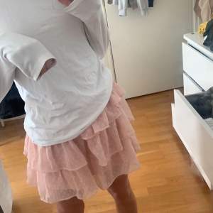 Prickig kjol från Lindex barn💓 nästan aldrig använd! Storlek 158-164. 50 kr, Frakten ingår ej i priset💞