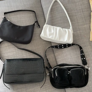 Väskor  - Säljer nu dessa jättefina väskor i jättebra skick säljer då jag inte längre får användning för dom. För pris på väskan eller fler frågor kontakta ❤️❤️💗💗 DET TAR TID FÖR MIG OCH SVARA DÅ DET ÄR SÅ MPNGA INTRESERADE ❤️❤️ 150-250 kr st