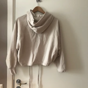 Hoodie Only  - Går att knyta vid midjan, jättefin