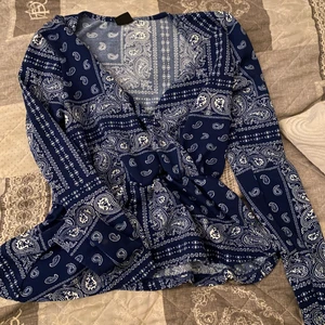 Gina tröja - En jättejättefin tröja från Gina i storlek S brukar dock själv bara ha xs kläder och tycker denna endå sitter jättefint trots att det är S. Har använt denna ett fåtal gånger bara! Kan skicka fler bilder om det skulle behövas😇