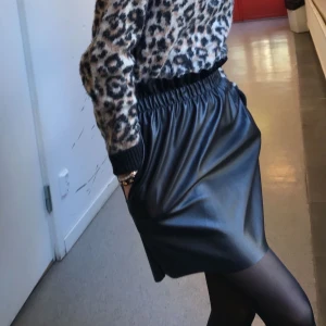 Läderkjol - Säljer min sådanna läderkjol för 50kr i storlek S som knappt är använd!! Skitsnygg verkligen!