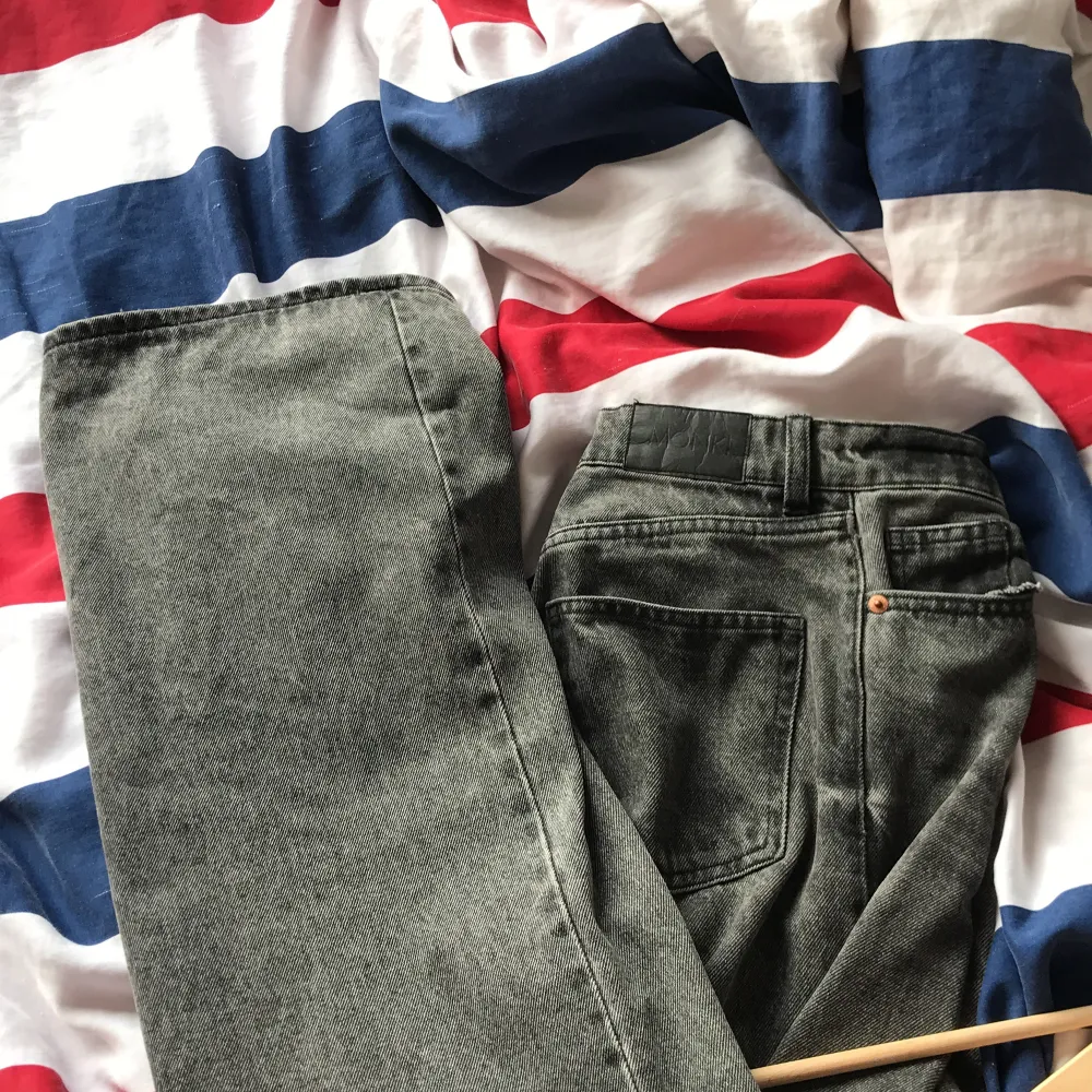 Säljer ett par gråa wide byxor från monki i baggy modell! Köpte dem för ett år sen och dem är väl använda men det finns inga hål eller nåt sånt! Passar mig som är 172. Jeans & Byxor.