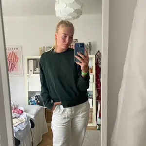 Modell Hugo cropped sweatshirt från weekday