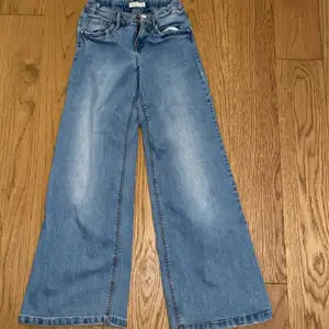 Det här ett par baggy jeans från ”namn it” 🥰 funkar väldigt bra har en liten grön fläck nere på benet syns inte alls mycket✨Super användbar🌸frankten bror på vart du bor 