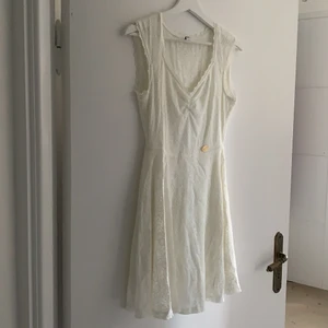 Chiaia Forthi - Söt vit spetsklänning. Använd en gång.