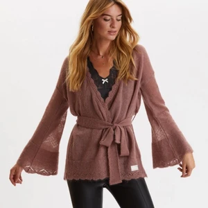 Odd molly kofta - Första bilden visar endast passformen. Färgen på andra bilden är därför den som gäller. Storlek XS men passar även S. Tunnt stickad och väldigt skön