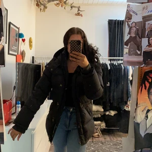 Boomerang vinterjacka strl xs  - Säljer en av mina favoritvinterjackor från boomerang som är i strl xs och bra skick, jackan är extremt varm och helt perfekt till svensk vinter!!💕